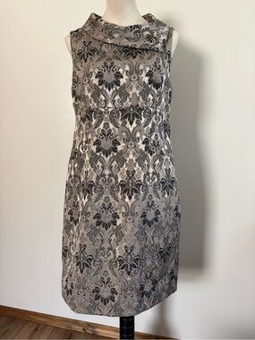 Tahari Damask Sheath Sleeveless Brooch Collard Tan/Black Midi Dress Size 12
